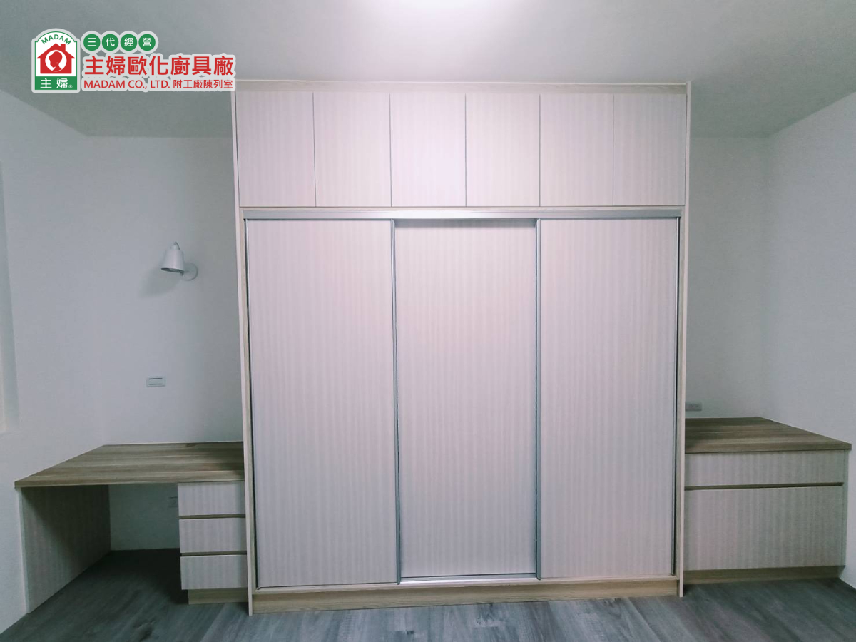 美耐板推拉門