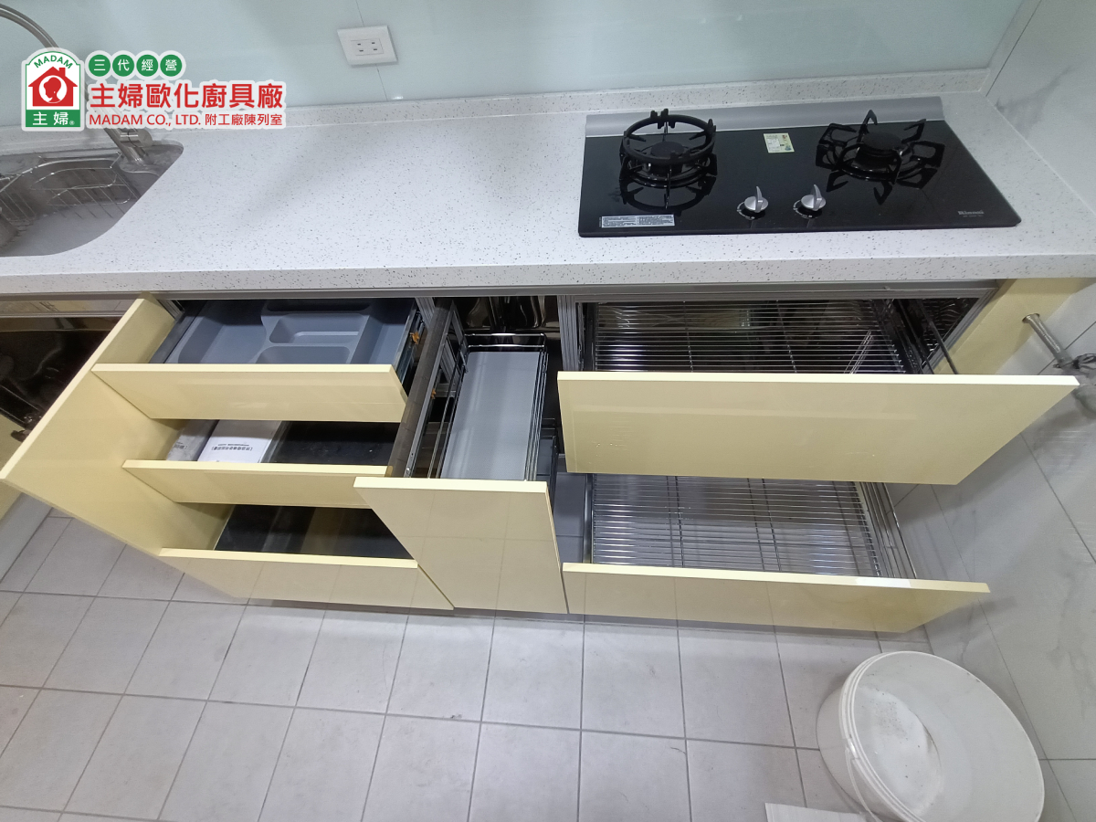 檯面：石英石；瓦斯爐：林內玻璃檯面爐